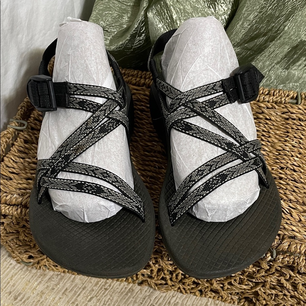 Chaco Black and Gray Strappy Adjustable Water Sz 6 Sandals - Picture 9 of 11